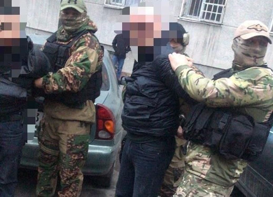 За вымогательство 100 тысяч сомов задержаны оперативники Октябрьского УВД — Today.kg