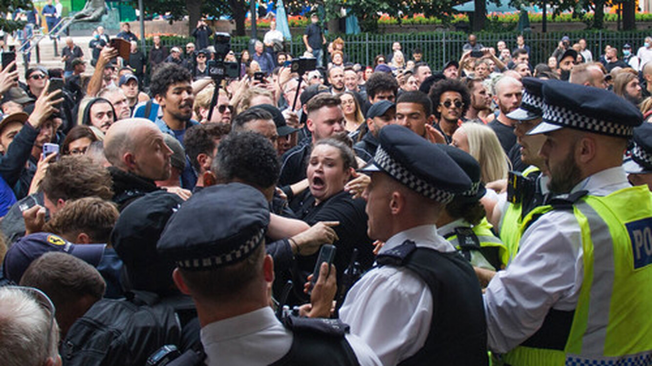 В Лондоне четыре полицейских получили травмы в ходе протеста антипрививочников — Today.kg