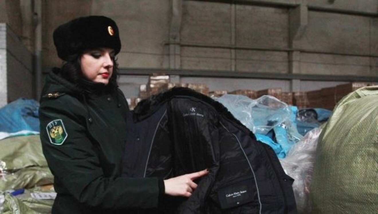 Prada, Armani и Burberry. Российские таможенники задержали контрафактную одежду из Кыргызстана — Today.kg