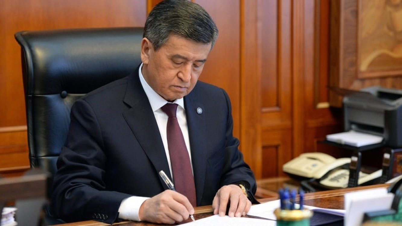 Сооронбай Жээнбеков подписал Закон о снижении штрафов за нарушение ПДД — Today.kg
