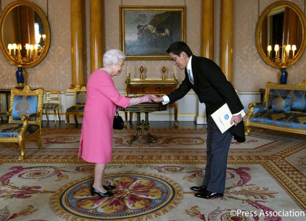 Королева  Великобритании приняла посла Кыргызстана Эдиля Байсалова. Фото — Today.kg