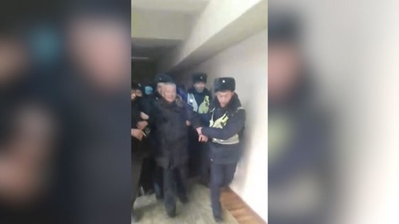 В Доме профсоюзов потасовка. Патрульные вывели главу ФПК на улицу — Today.kg