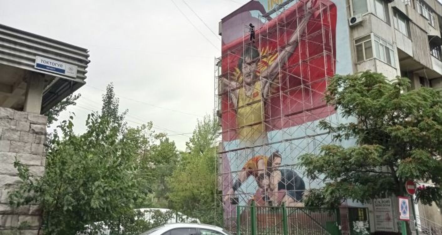 Огромное изображение Айсулуу Тыныбековой появилось в центре Бишкека — Today.kg