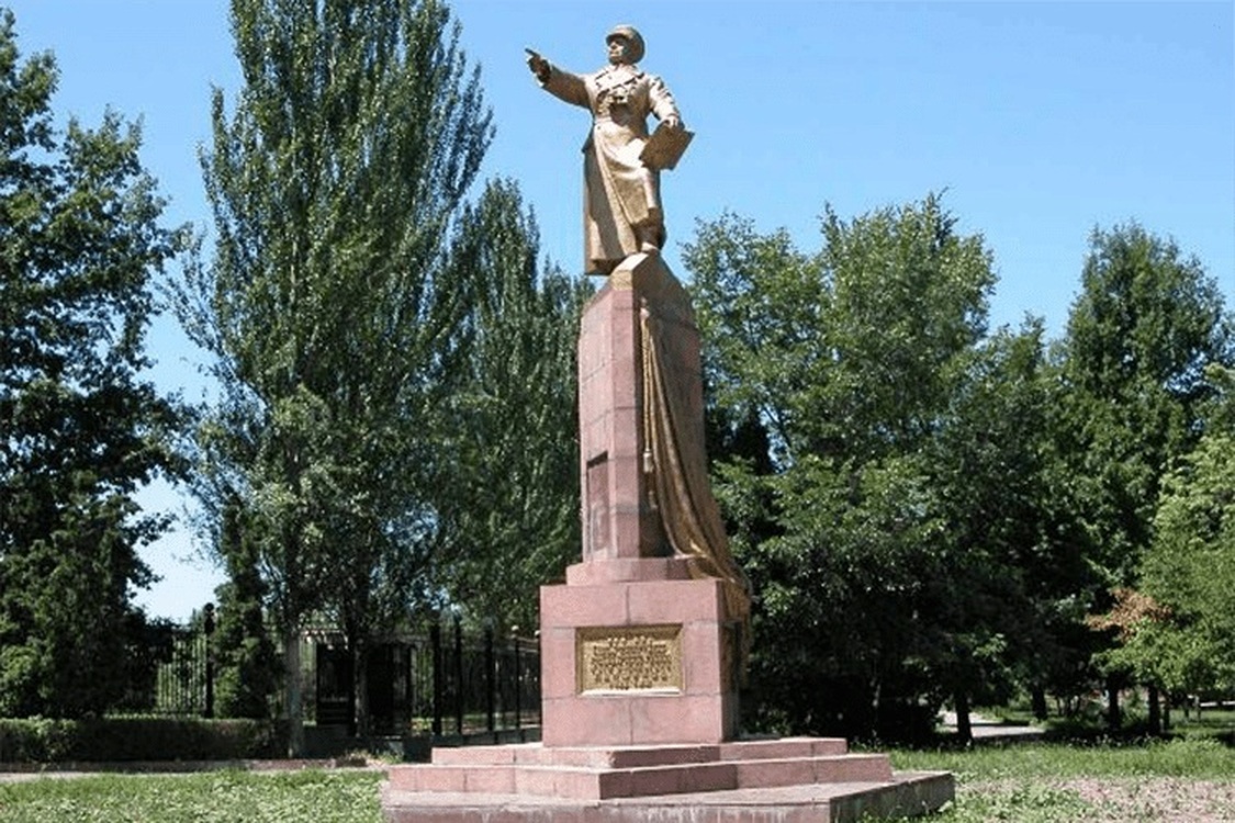 В Бишкеке проведут реконструкцию памятника Ивану Панфилову — Today.kg
