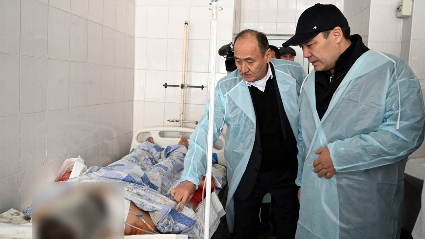 Садыр Жапаров навестил пострадавших в результате аварии на ТЭЦ — Today.kg