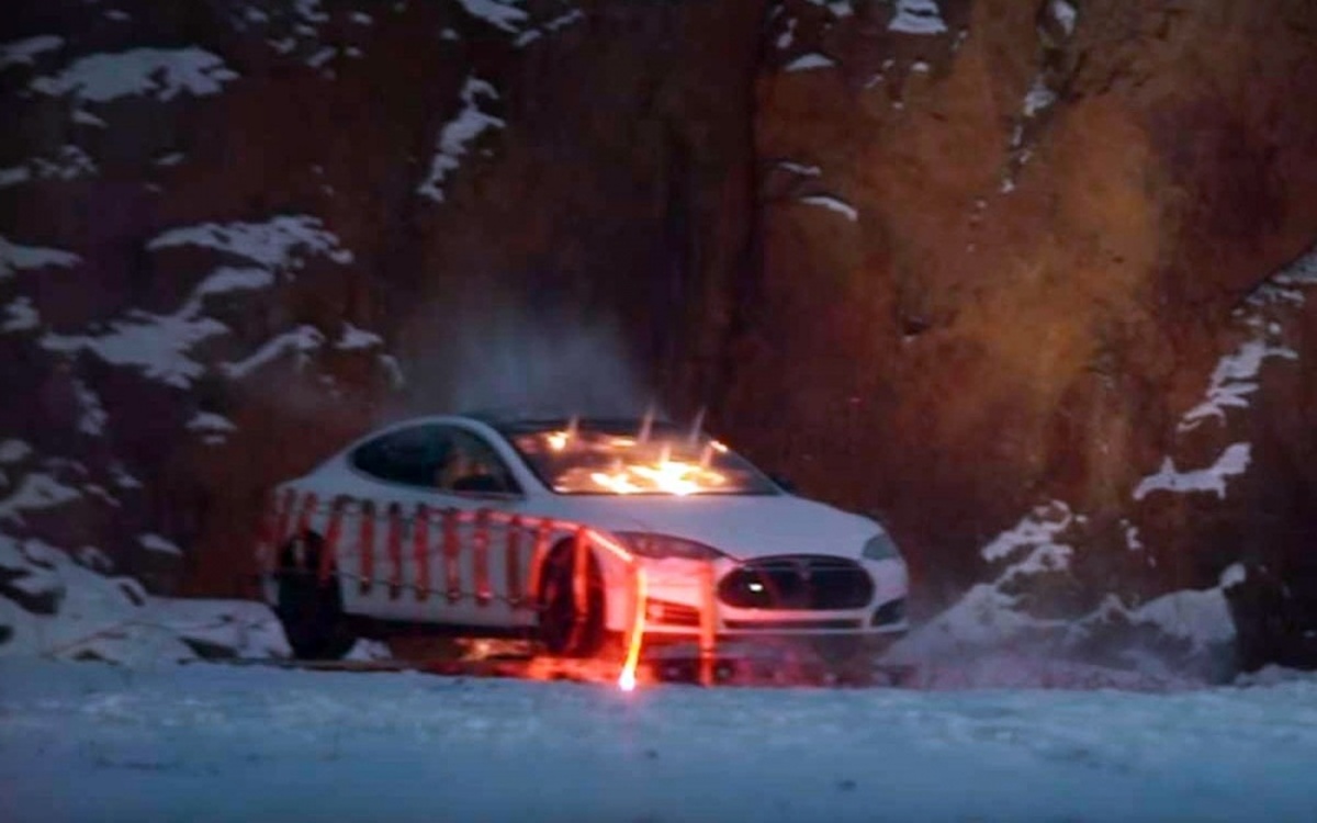 В Финляндии автовладелец взорвал свою Tesla Model S с манекеном Илона Маска — Today.kg