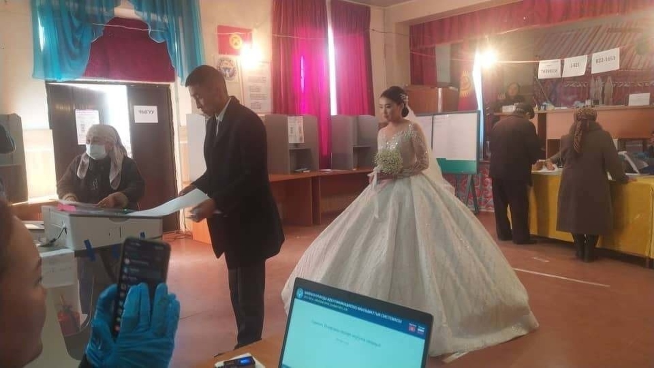 В Кыргызстане на избирательный участок пришли жених и невеста — Today.kg