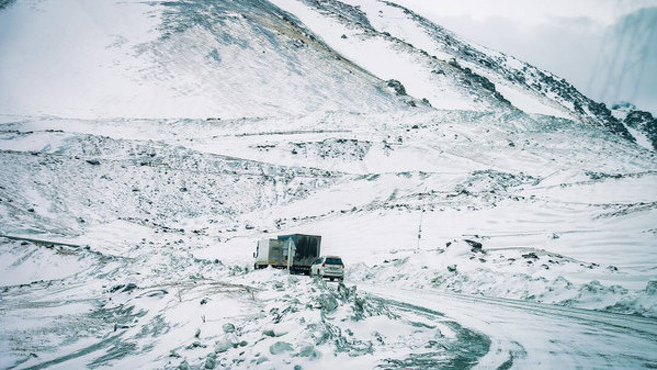 На перевалах идет снег. Дорожники подсыпают песчано-гравийную смесь и проверяют машины на наличие зимних шин — Today.kg