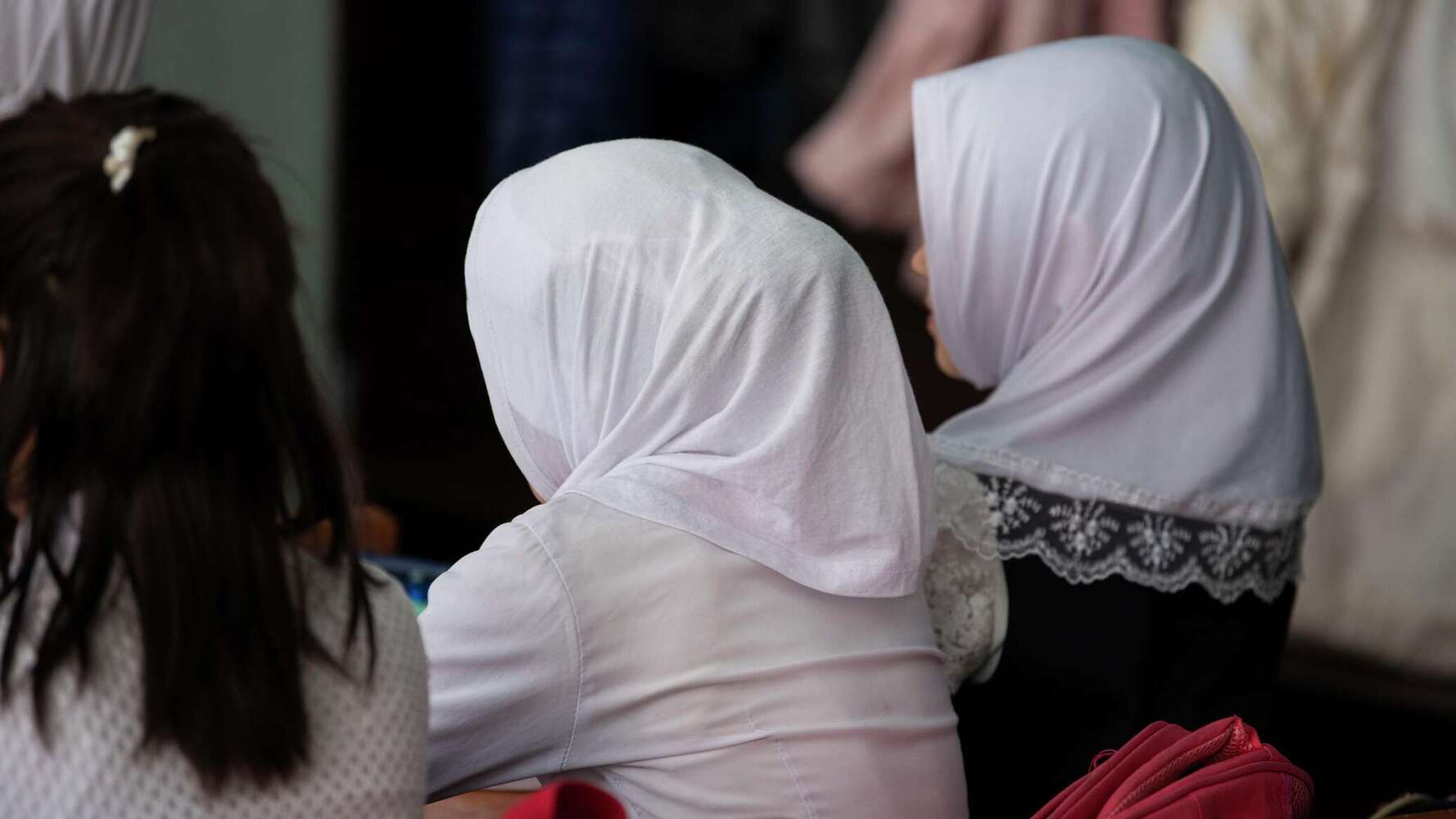 И. о. главы Минобрнауки КР высказалась о ношении хиджабов школьницами — Today.kg