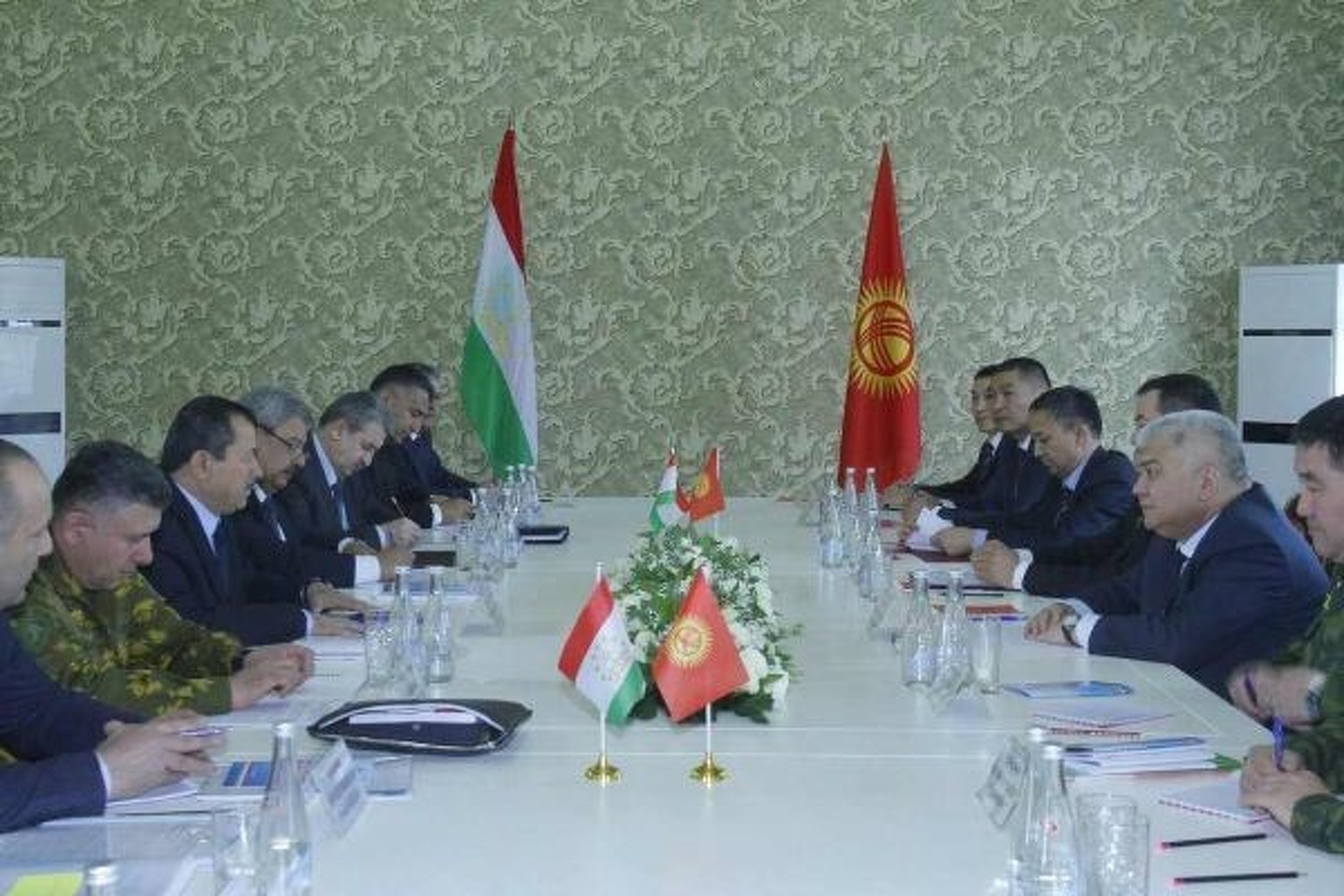 Представители спецслужб и пограничников Таджикистана и Кыргызстана провели рабочую встречу в Исфаре — Today.kg