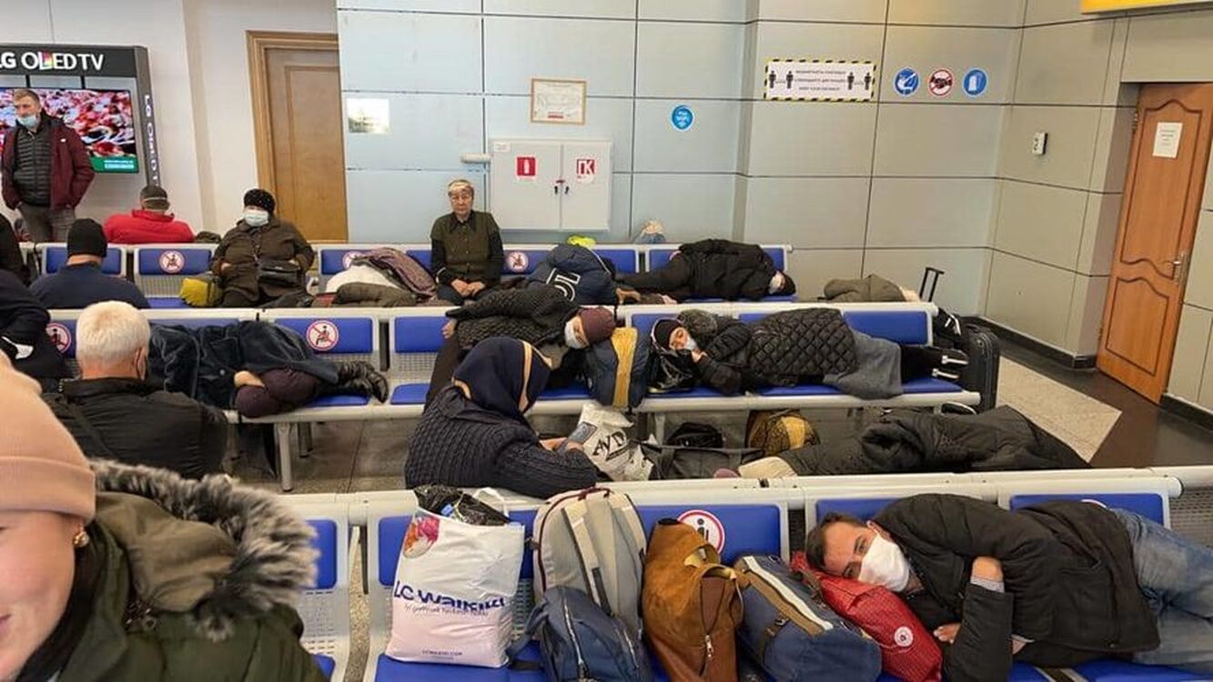 Кыргызстанцы застряли в аэропорту Алматы, их перевезут в Бишкек ночью — МИД — Today.kg