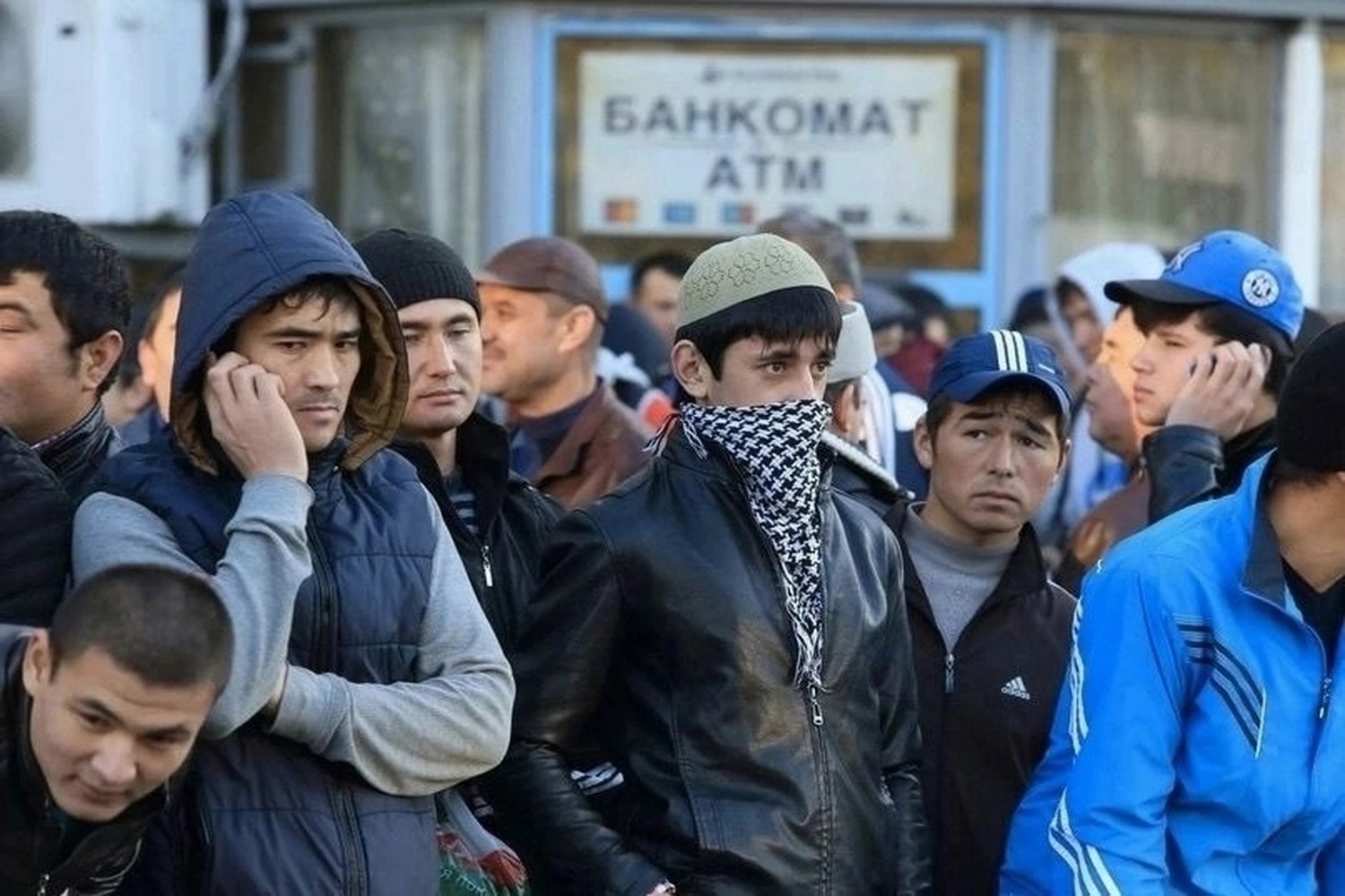 Мигранты из Центральной Азии массово бегут из России после теракта в ТЦ «Крокус». В чем же причина? — Today.kg