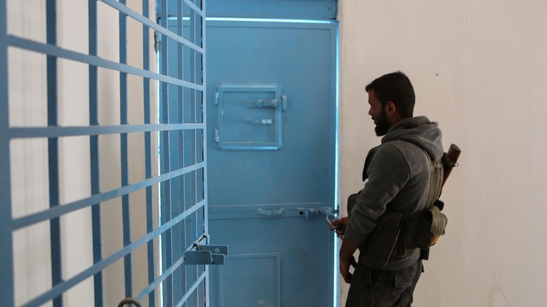 В Сирии 12 тюрем с боевиками остались без охраны. Может начаться обратная миграция террористов — Today.kg