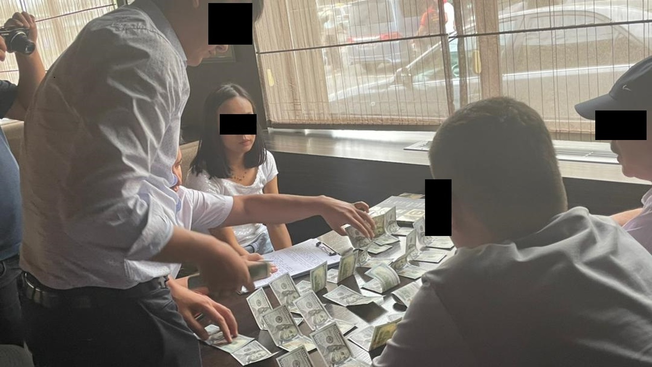 Сотрудница мэрии Бишкека вымогала взятку в $9 тысяч. Она водворена в ИВС — Today.kg