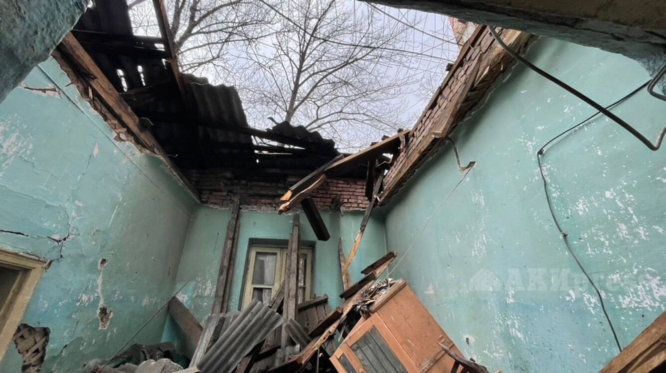 В Бишкеке стена строящегося здания обрушилась на соседний дом — Today.kg