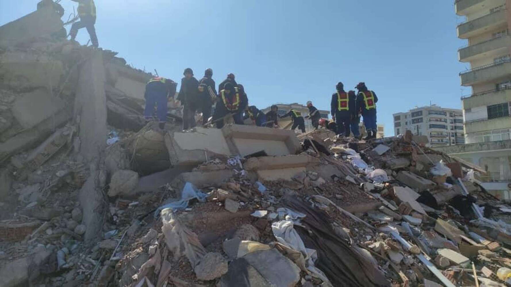 В Турции кыргызстанские спасатели вытащили из-под завалов 19 тел — Today.kg