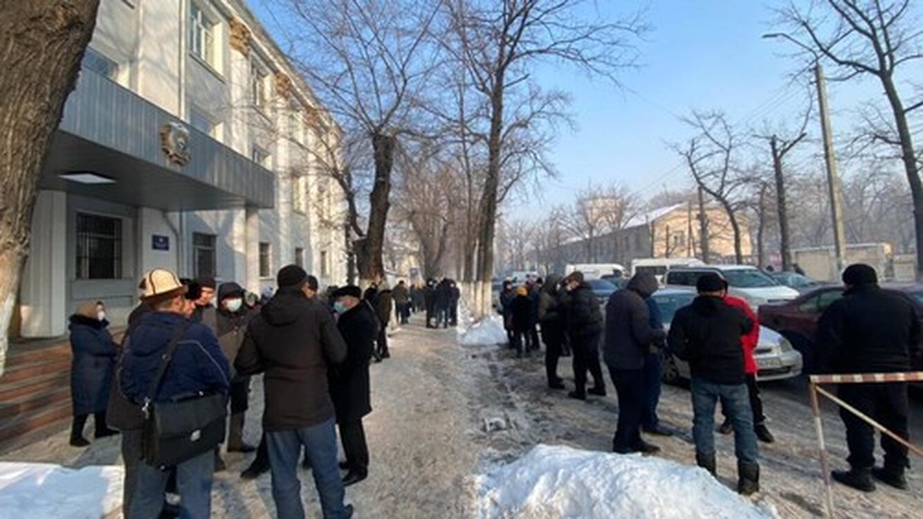 Задержаны супруга Абдиля Сегизбаева и его сторонники за митинг у филармонии — Today.kg