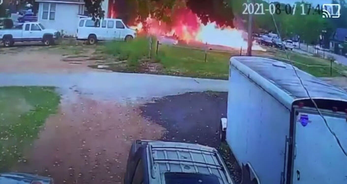 Одномоторный самолет врезался в дом в США и взорвался, есть погибшие. Видео — Today.kg