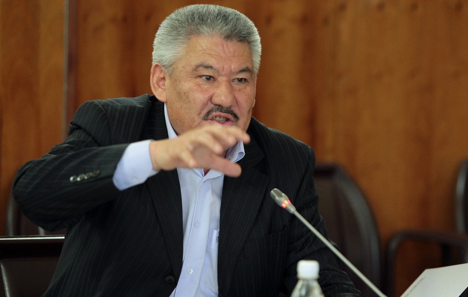 Азимбек Бекназаров: Дело обстоит не так, что сегодняшний парламент белоснежный, а единственный черный — Атамбаев — Today.kg