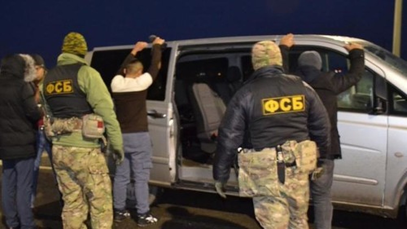 ФСБ распространила видео задержания членов ОПГ в машине с кыргызскими номерами — Today.kg