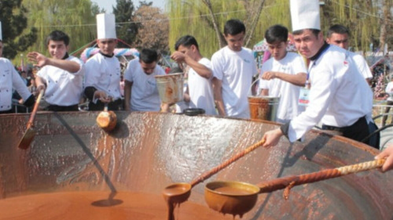 В Узбекистане приготовили сумаляк весом более 6 тонн (видео) — Today.kg