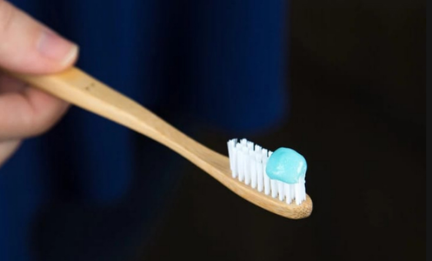 Дантист показал, сколько зубной пасты должно быть на щетке — Today.kg