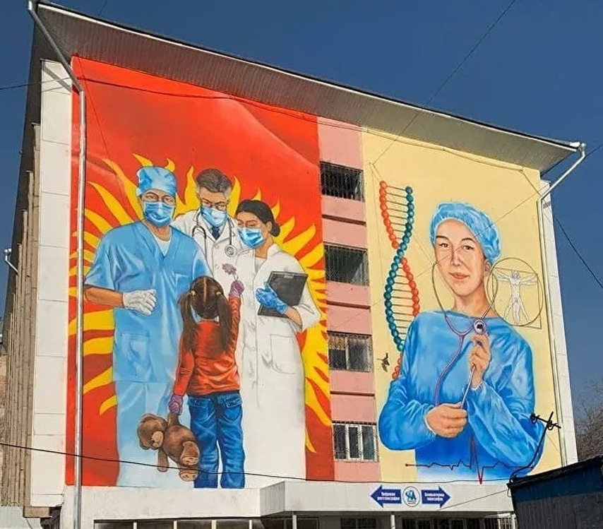 В Бишкеке появился мурал, посвященный врачам и студентке Адинай — Today.kg
