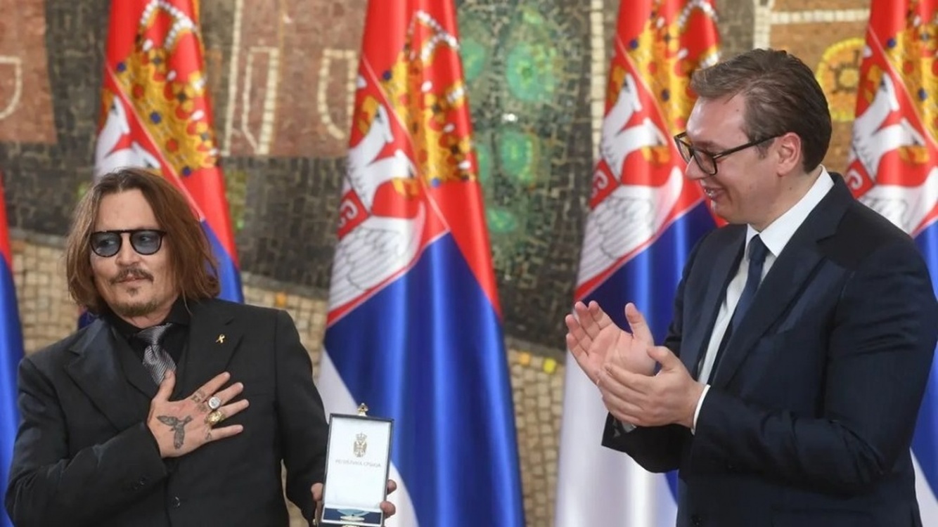 Джонни Депп получил золотую медаль за заслуги из рук президента Сербии — Today.kg