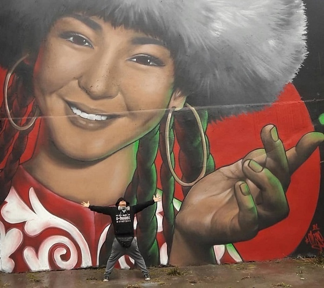 Портрет кыргызской девушки украсил улицу французкого города — Today.kg