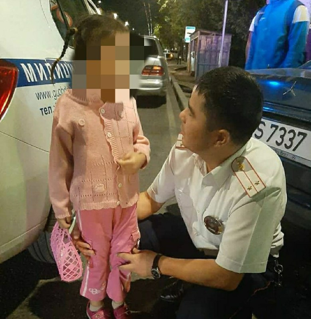 В Бишкеке патрульная служба нашла заблудившуюся девочку и вернула родителям — Today.kg
