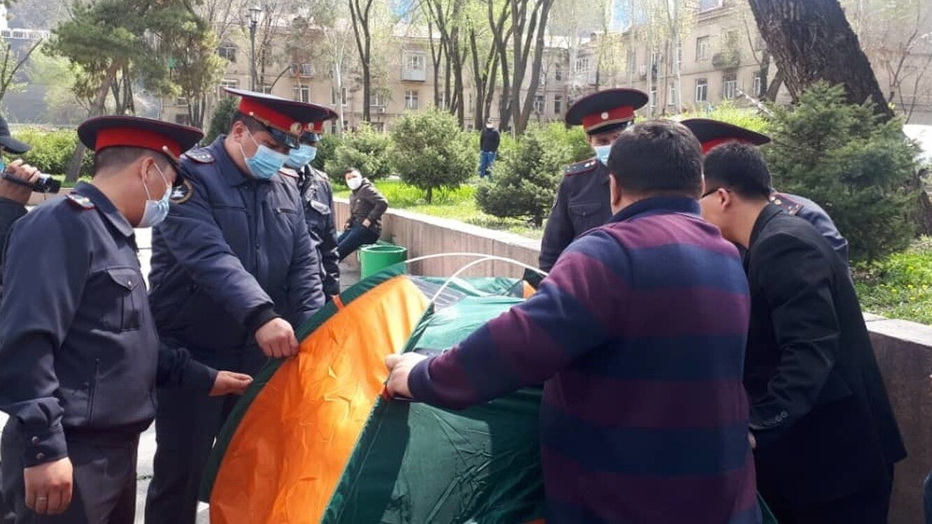 Милиция убрала палатку, установленную партией коммунистов Кыргызстана у здания ЦИК — Today.kg