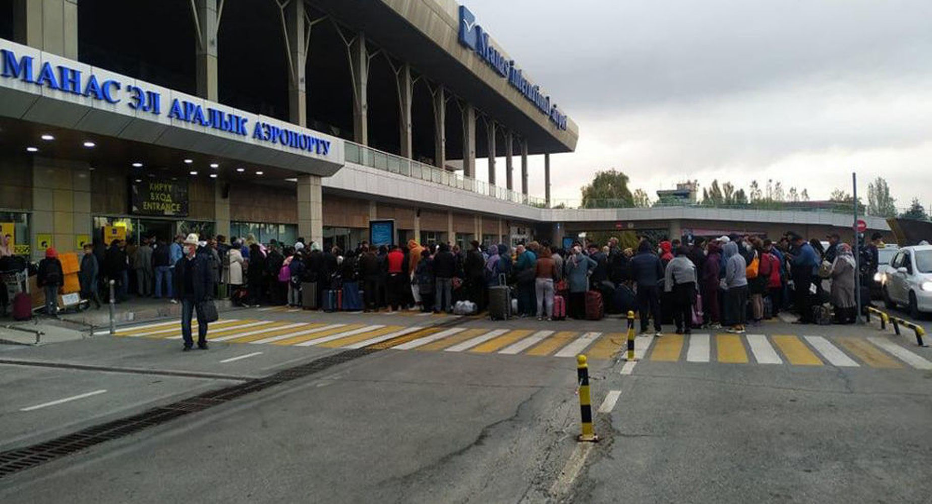 Пассажиры не могут попасть в аэропорт «Манас»: образовалась огромная очередь — Today.kg