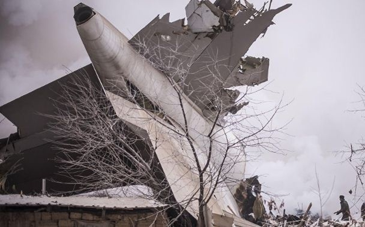 Спасателей МЧС подозревают в краже телефонов с самолета, упавшего в Дача-Су  — Today.kg