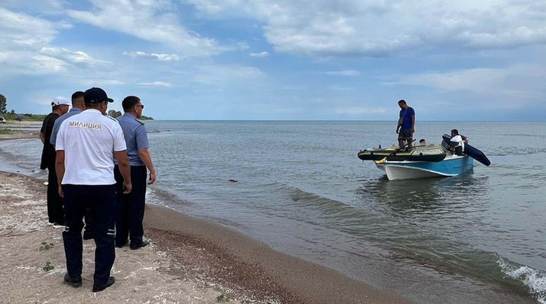 На Иссык-Куле спасли троих детей, которых на матрасе унесло ветром вглубь озера — Today.kg
