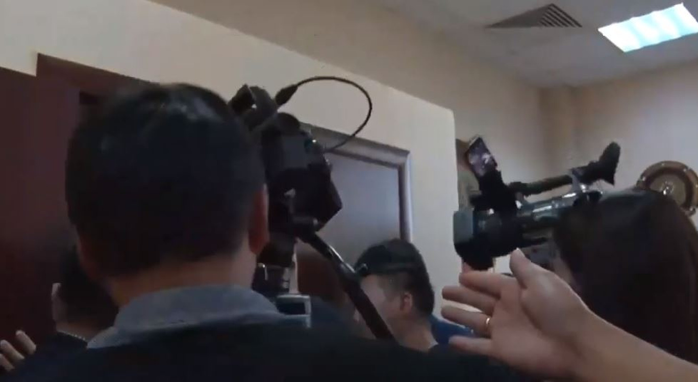 После пресс-конференции Мадумарова произошла драка с журналистом и его сторонниками(видео) — Today.kg
