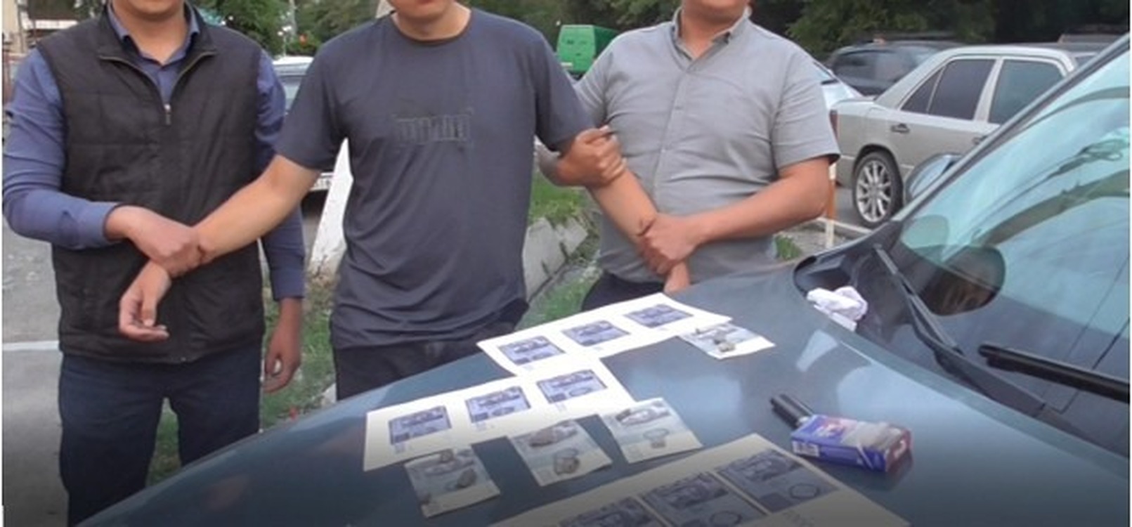 В Бишкеке милиционеры вымогали взятку, шантажируя мужчину скачанным видео — Today.kg