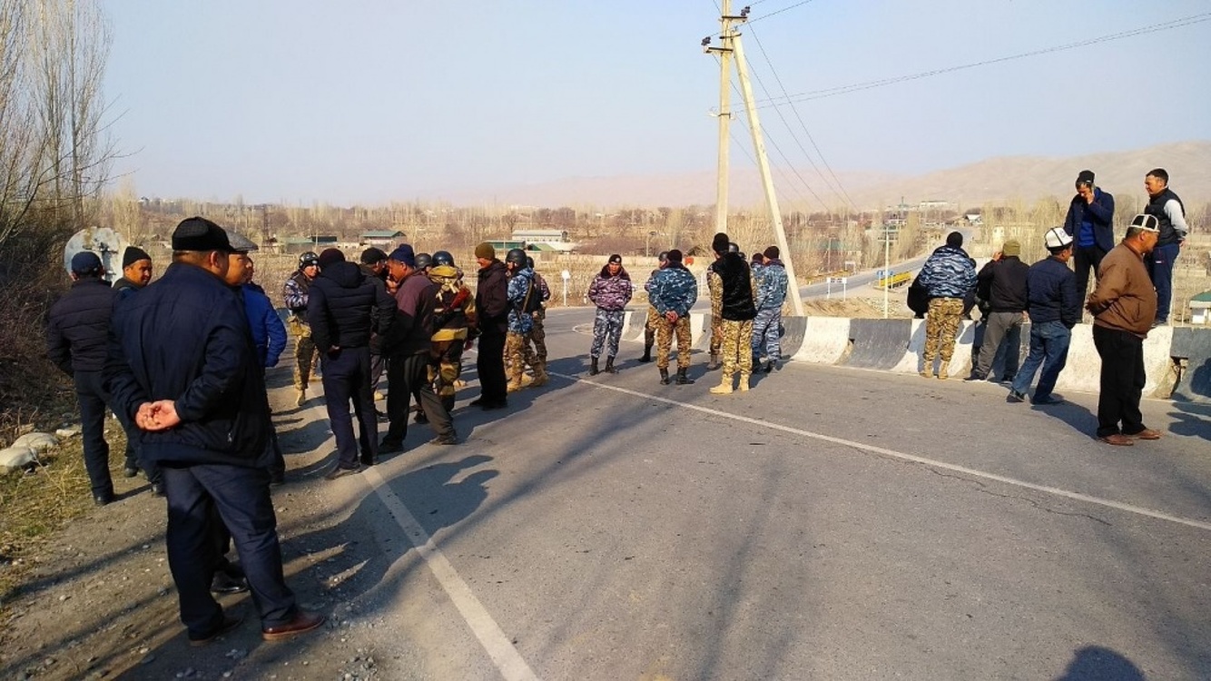 В зоне конфликта в Баткенской области милиция применила шумовые гранаты — Today.kg