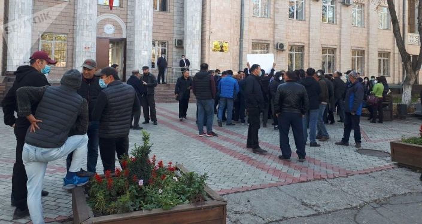 У здания ЦИК в Бишкеке прошел митинг — чего требовали собравшиеся — Today.kg