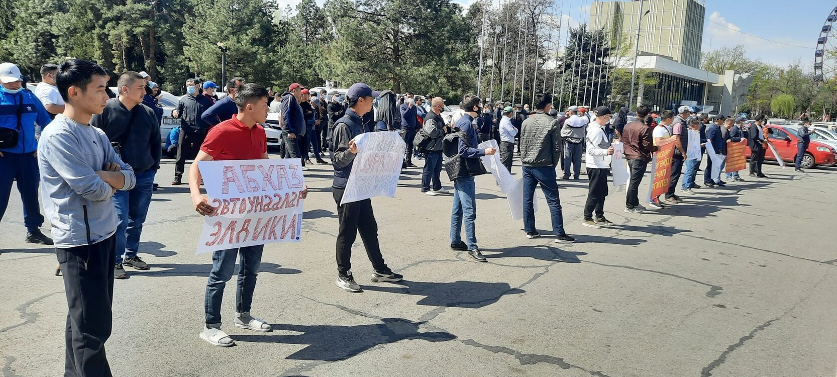 Машины с абхазскими номерами: Владельцы снова вышли на митинг, просят помочь с переоформлением — Today.kg