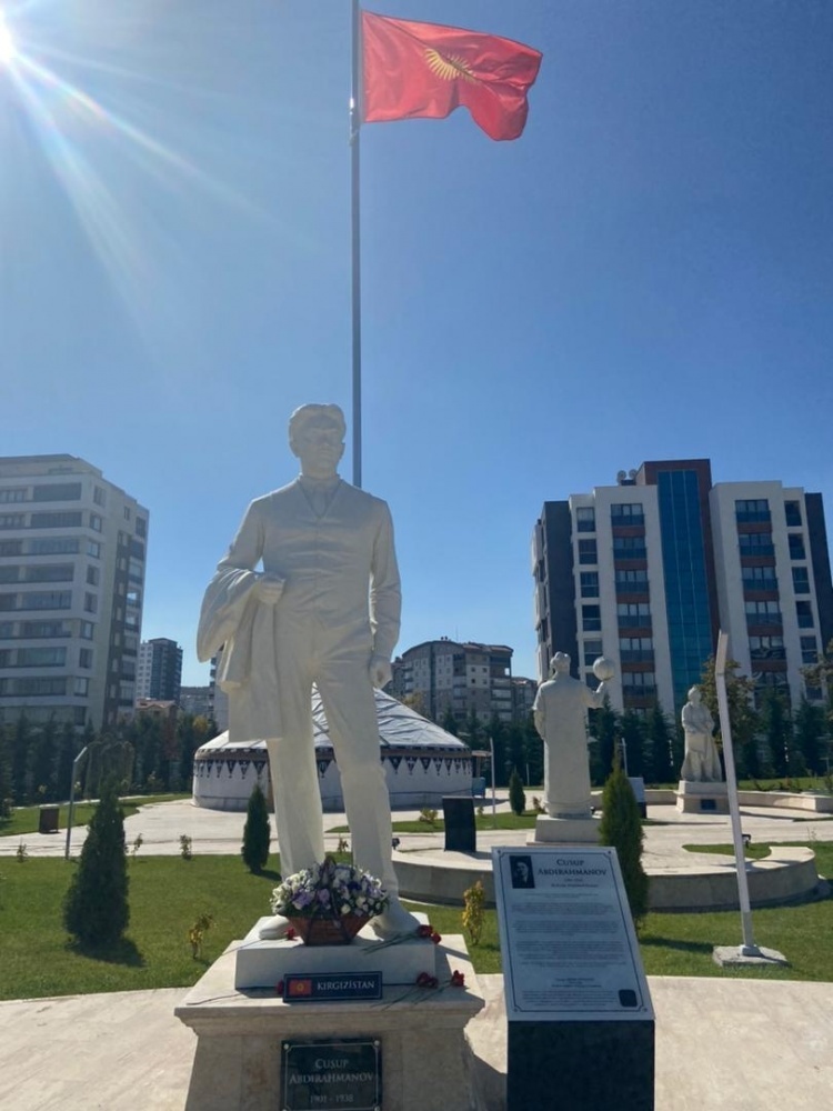 В Анкаре открыли памятник Жусупу Абдрахманову — Today.kg