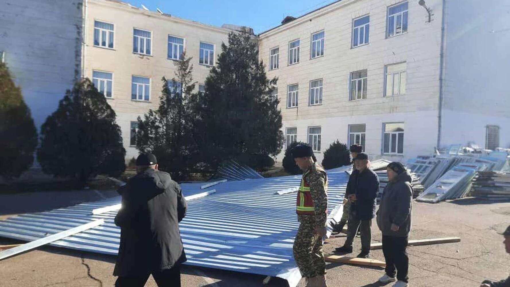 В Токмоке сильный ветер сорвал крышу школы — Today.kg