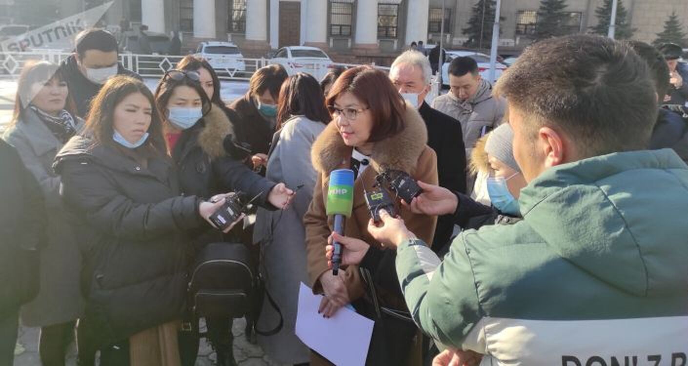 У мэрии Бишкека митингуют родители школьников — Today.kg