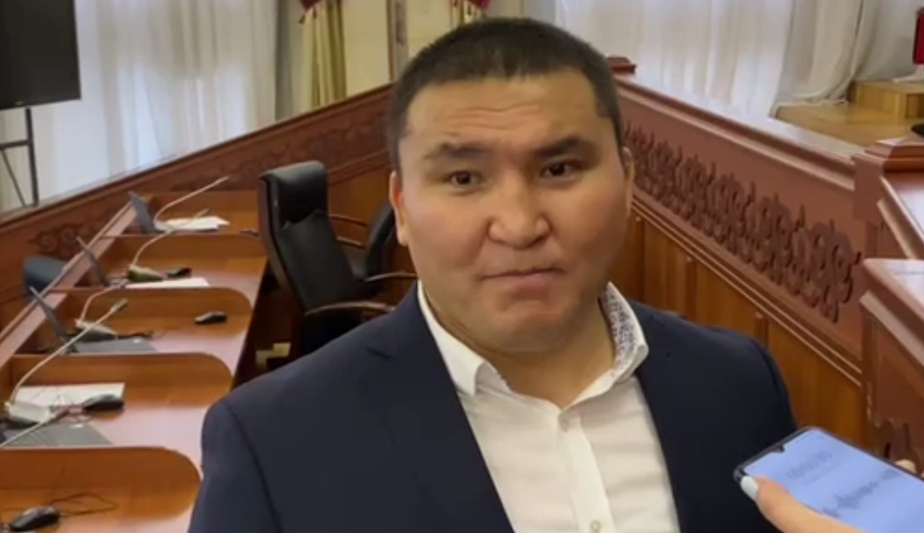 Ранее задержанный депутат Дуйшон Торокулов пришёл на заседании парламента. Его отпустили под домашний арест — Today.kg