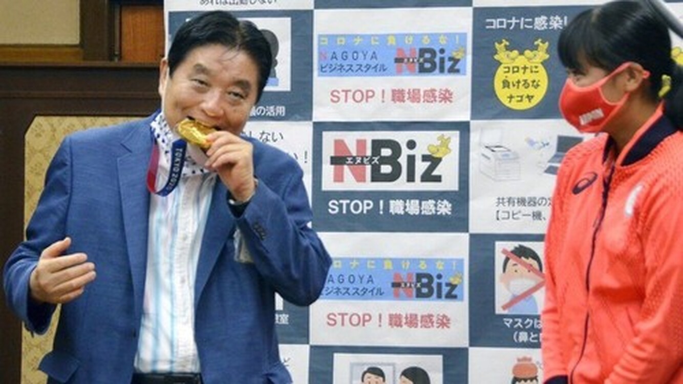 Японской олимпийской чемпионке заменят золотую медаль после того, как ее покусал мэр — Today.kg