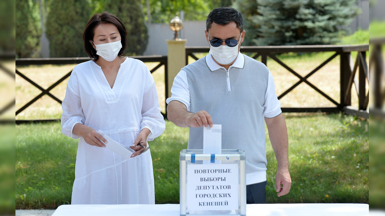 Садыр Жапаров проголосовал вне помещения из-за того, что у его охранника коронавирус — Today.kg