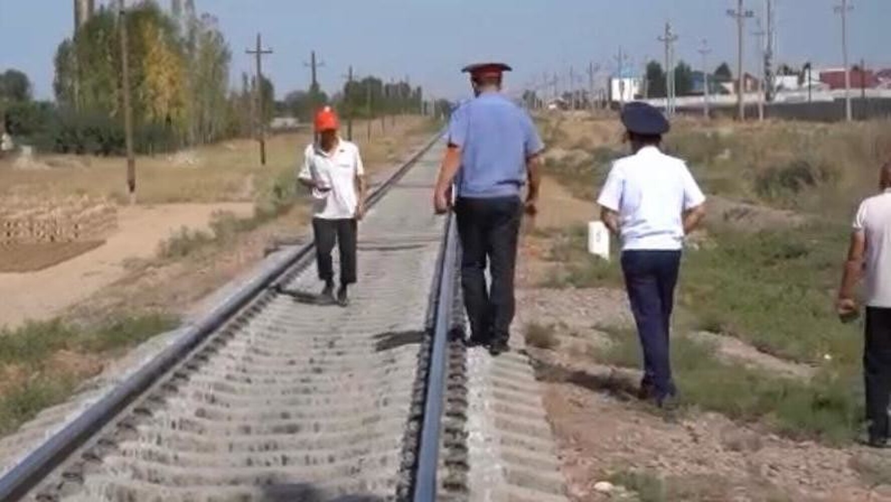 В Бишкеке милиция проводит рейд по железным дорогам — Today.kg