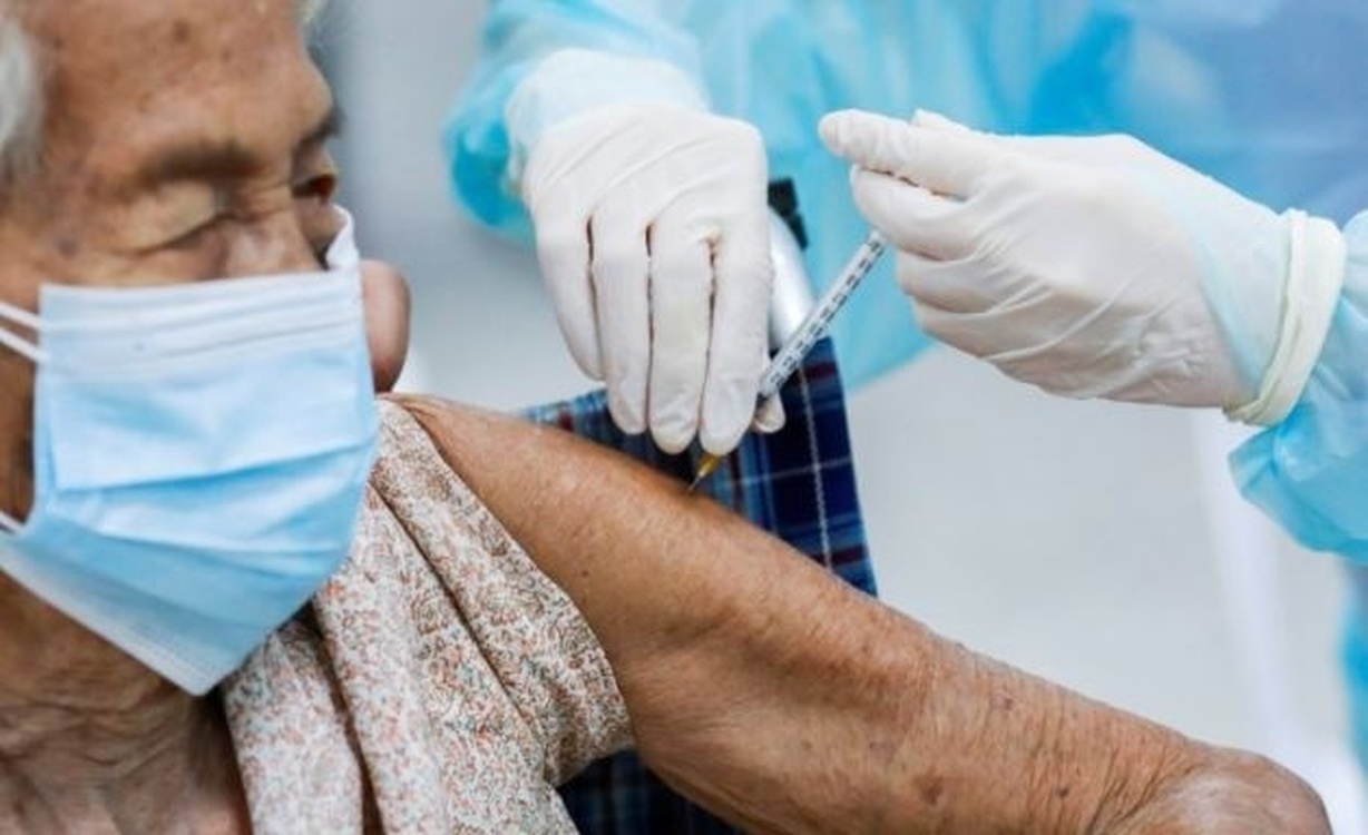 Пожилым американцам разрешили получать три дозы вакцины от COVID-19 — Today.kg