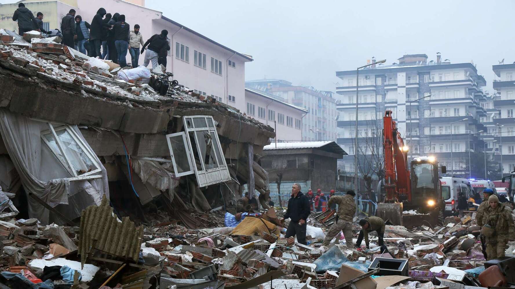 В Турции объявлен траур, число жертв землетрясения выросло до 2921 человека — Today.kg