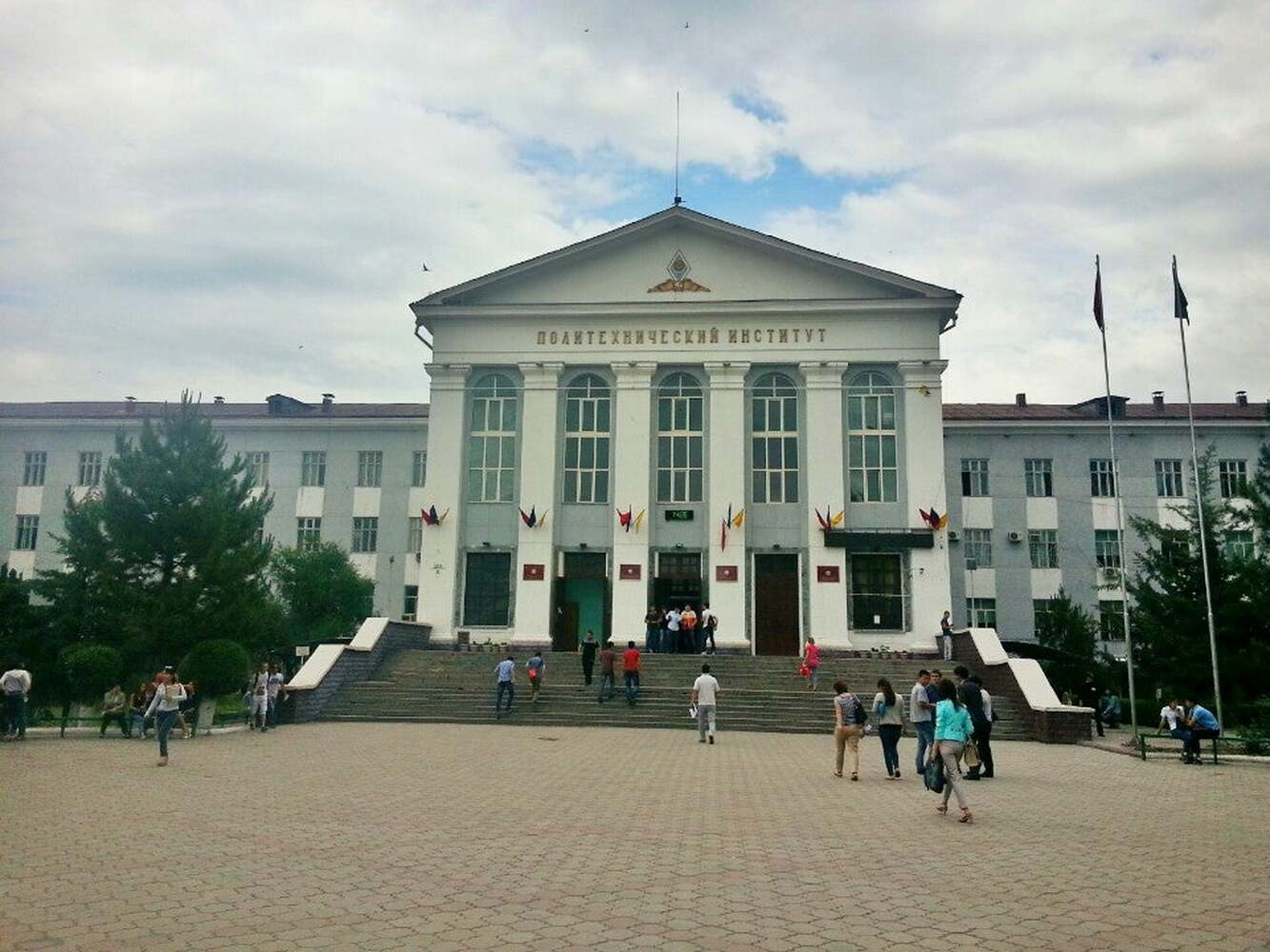 Студенты КГТУ требуют отменить лекции Акаева в вузе — Today.kg