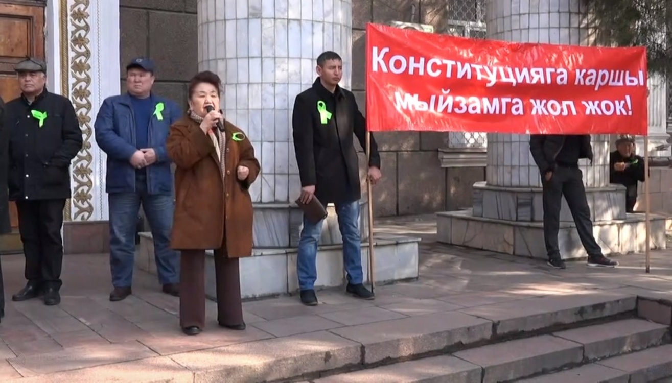 Члены Федерации профсоюзов опять митингуют — Today.kg